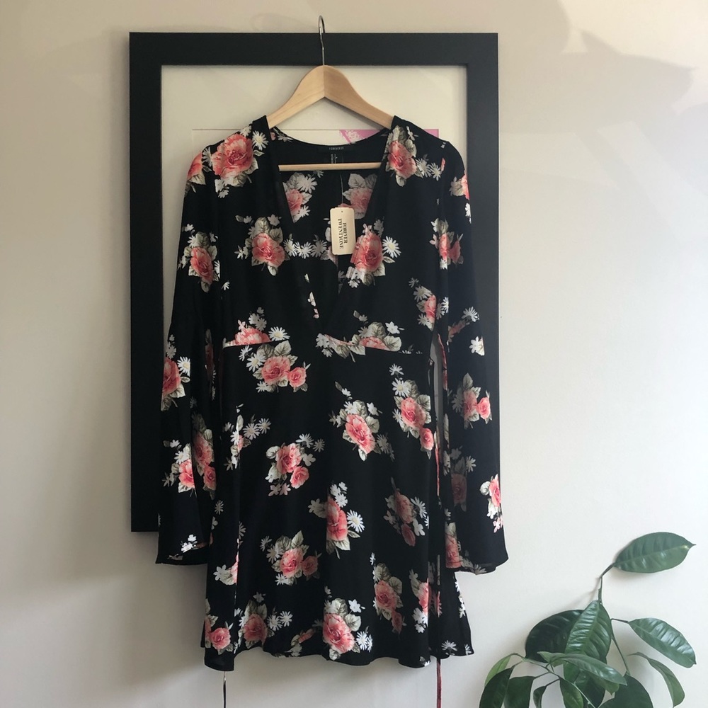 NEW deep-v floral F21 minidress with bell sleeves